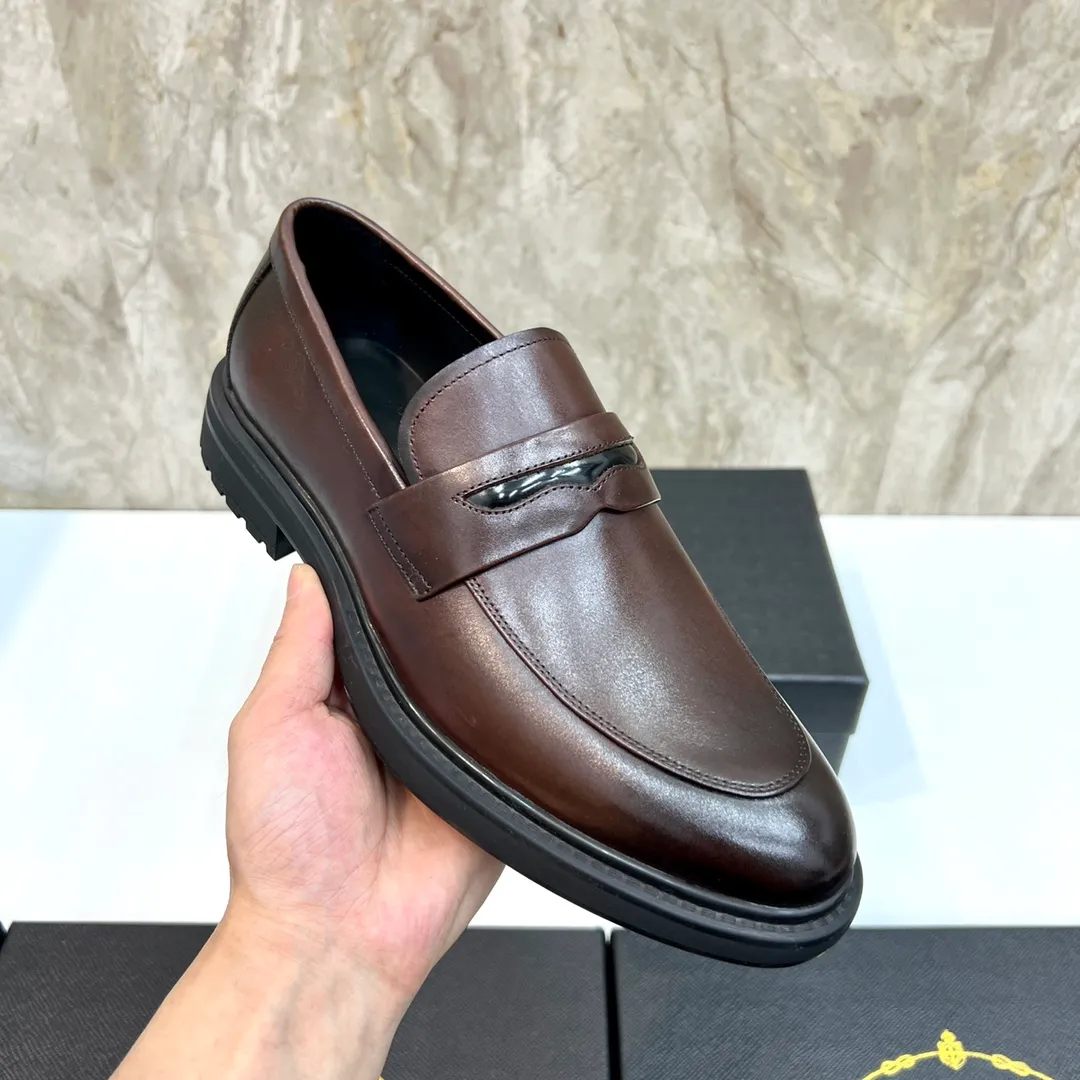 Original order quality: P580 Brand: PRADA (Prada) Standard code: Men's size 38/44 (45 can be customized) Grade: Same style as the official website High-quality men's shoes Material: Original cowhide Water-dyed cowhide lining Rubber outsole Style categories: Men's fashionable formal leather shoes Slip-on men's shoes series Young fashion European and American trends British style Top luxury Color: Actual picture